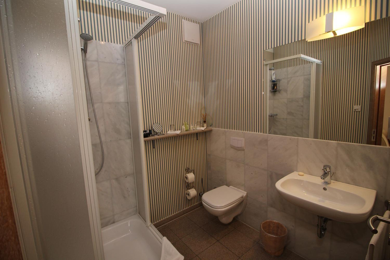 Bathroom 3, Lindemann Hotel, Hildesheim