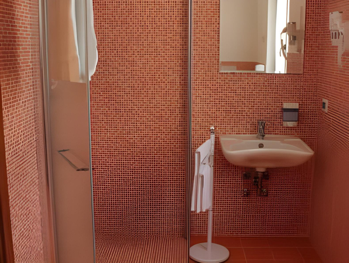 Bathroom 4, La Bella Vigna, Verona