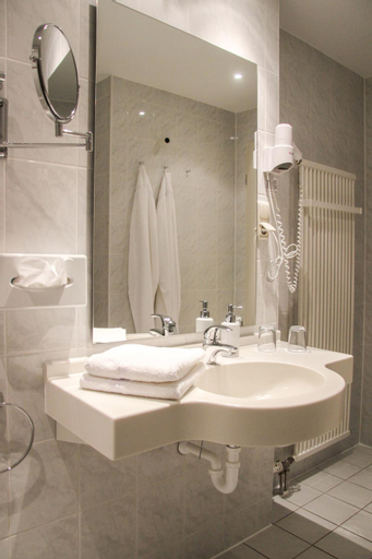 Bathroom 7