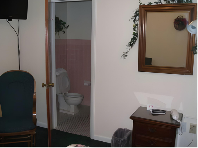 Bathroom 3, Simmons Motel and Suites, Dauphin