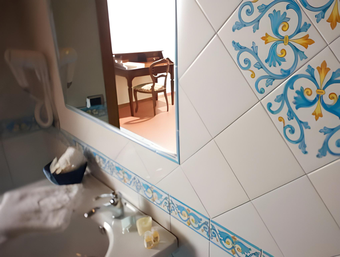 Bathroom 2, Portico Del Paradiso, Salerno