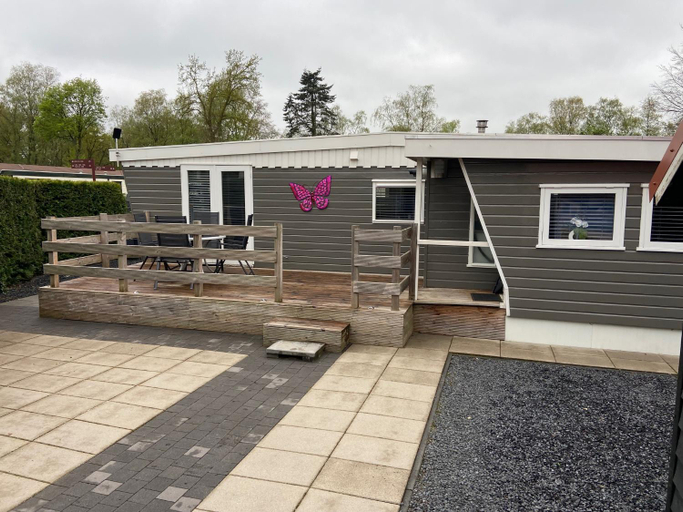 Others 4, Luxe gerenoveerde L-chalet, Putten