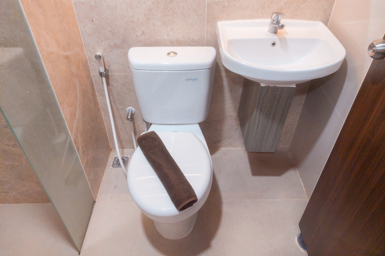 Bathroom 5, Stunning Studio Apartment at Transpark Bintaro By Travelio, South Tangerang
