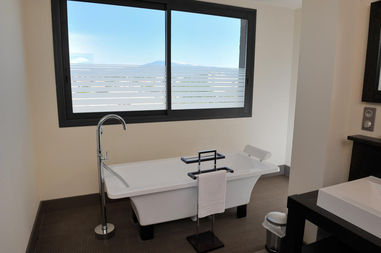 Bathroom 3, Le Safari Hotel Restaurant, Vaucluse