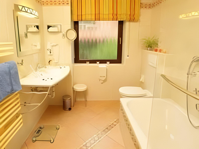 Bathroom 4, Ringhotel Reubel, Fürth