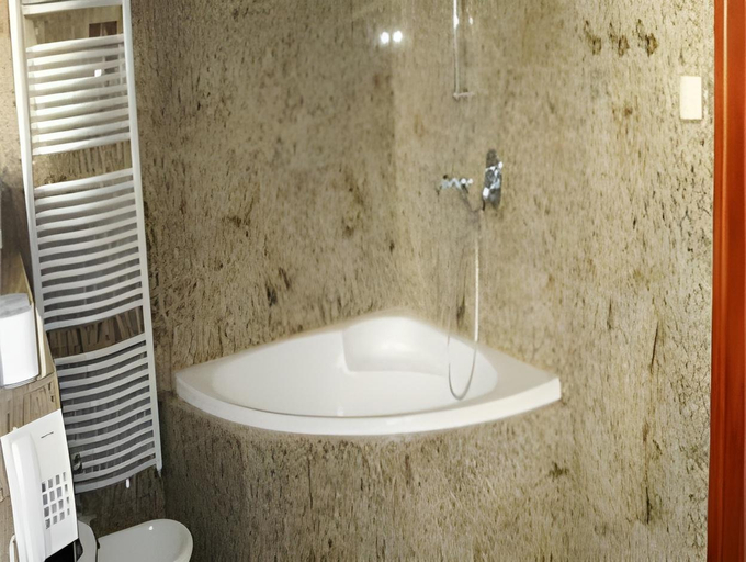 Bathroom 3, Kalmar Panzio, Budapesti