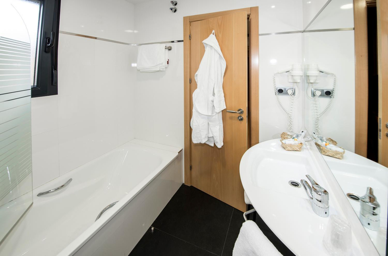 Bathroom 2, Hotel Puerta de la Santa, Ávila