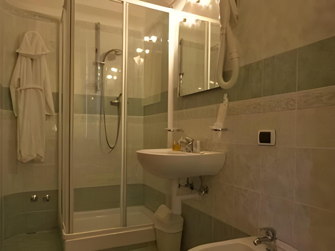 Bathroom 3, Hotel La Palazzina, Ascoli Piceno