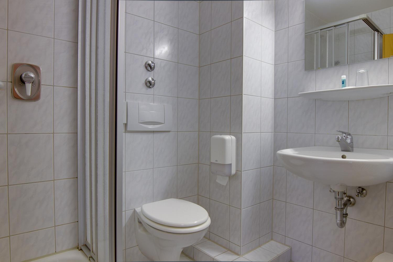 Bathroom 2, Central Hotel Friedrichshafen, Bodenseekreis