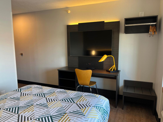 Bedroom 2, Motel 6 Indianapolis, IN, Marion
