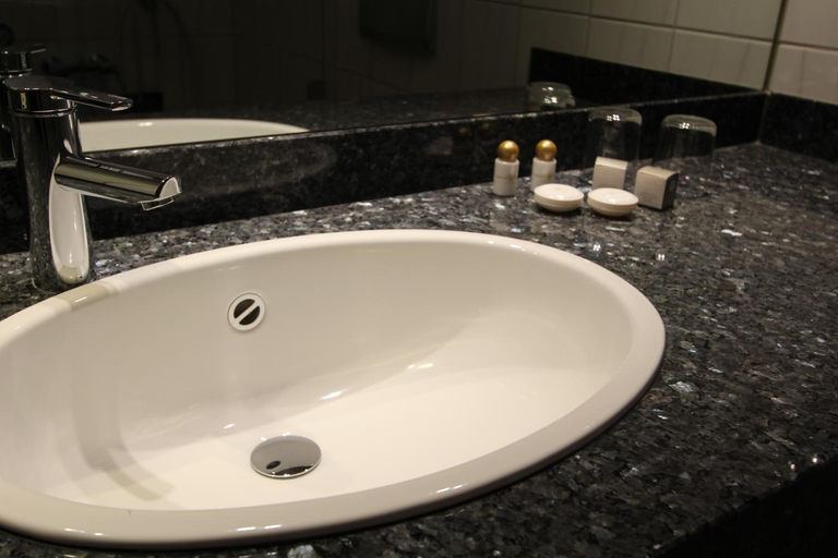 Bathroom 5, Eden-Hotel, Göttingen