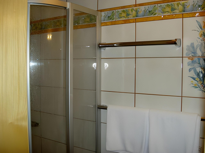 Bathroom 3, Hotel Tannenberg, Zell am See