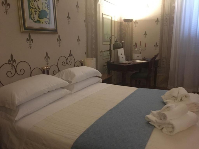 Bedroom 2, Hotel Camerlengo, Macerata