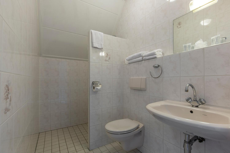 Bathroom 3, Hotel Restaurant Mondriaan, Winterswijk
