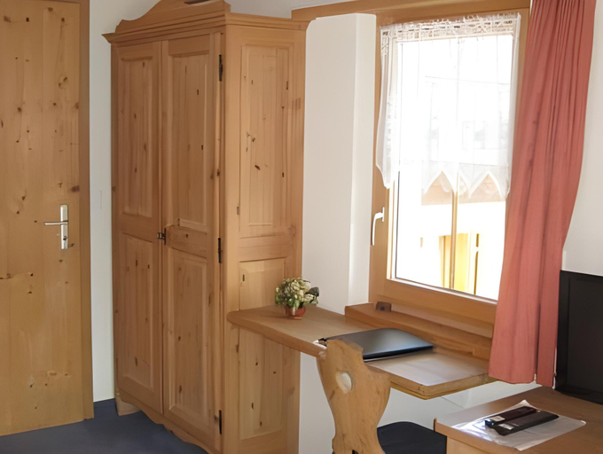 Bedroom 3, Hotel Postigliun Andiast, Surselva