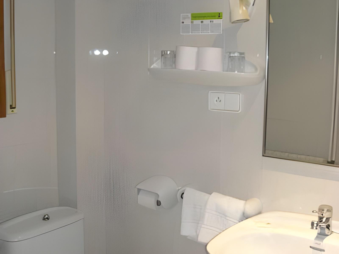 Bathroom 3, Hotel Bruna, Lleida