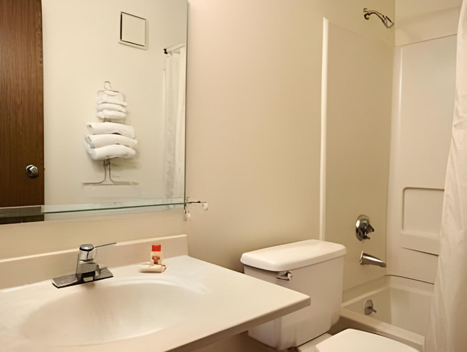 Bathroom 4, Super 8 by Wyndham Selma/Fresno Area, Fresno