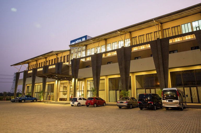 Exterior & Views 24