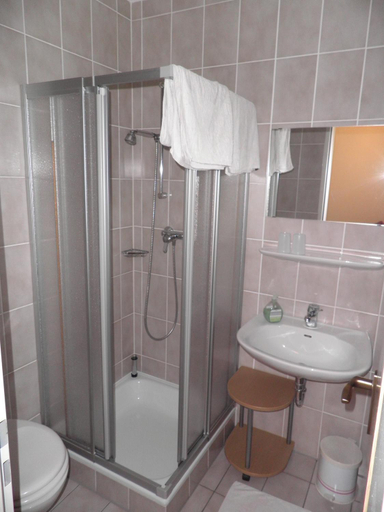 Bathroom 2, Gastehaus Sonneck, Bayreuth