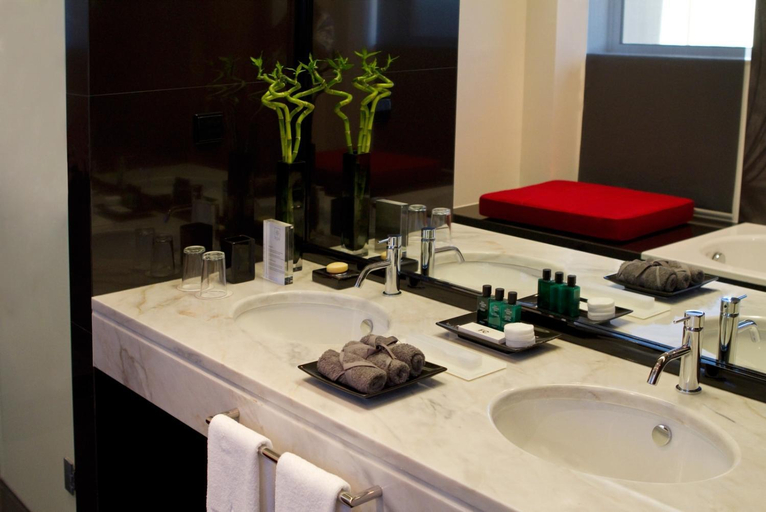 Bathroom, Dighton, Oliveira de Azeméis