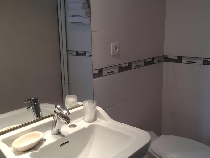 Bathroom 2, Hotel La Tour D'Auvergne, Finistère