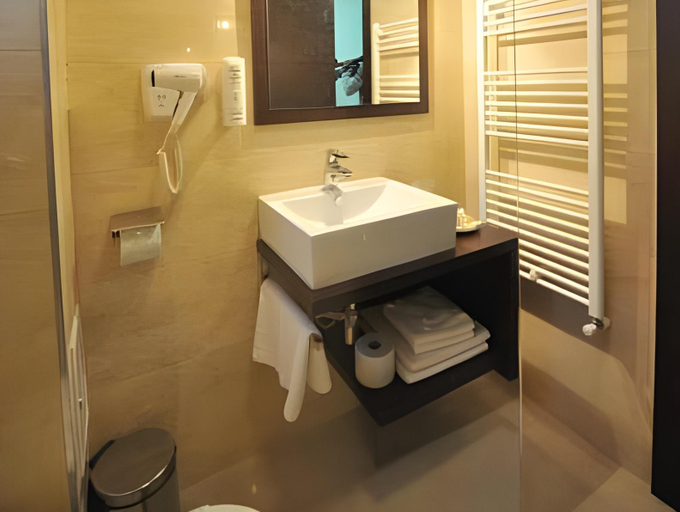 Bathroom 4, Complex Cochet, Busteni