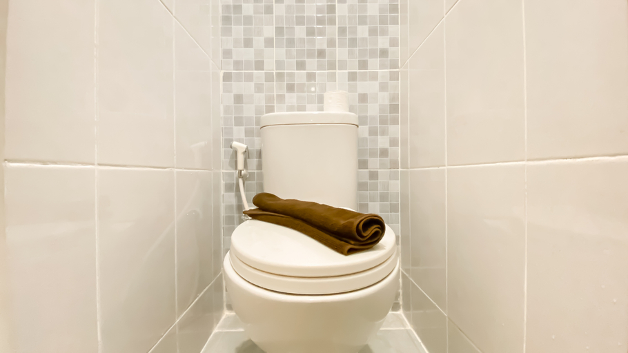 Bathroom 5, Cozy and Warm Studio Room at Tokyo Riverside PIK 2 Apartment By Travelio, Tangerang