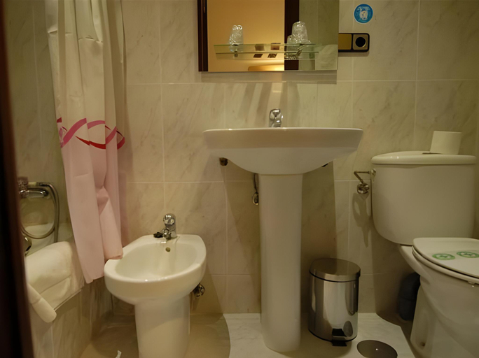 Bathroom 4, Hostal Aguilar, Madrid