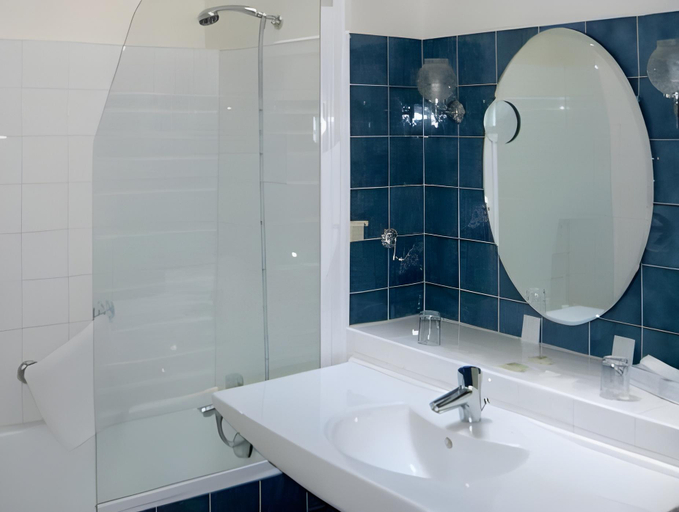 Bathroom 2, Hôtel Bellevue, Indre-et-Loire
