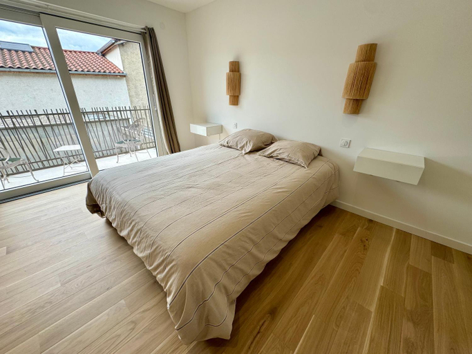 Bedroom 3, Studio suite avec balcon, kitchenette equipee, douche, baignoire, wc et bureau, Rhône