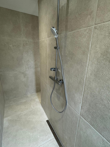 Bedroom 2, Studio suite avec balcon, kitchenette equipee, douche, baignoire, wc et bureau, Rhône