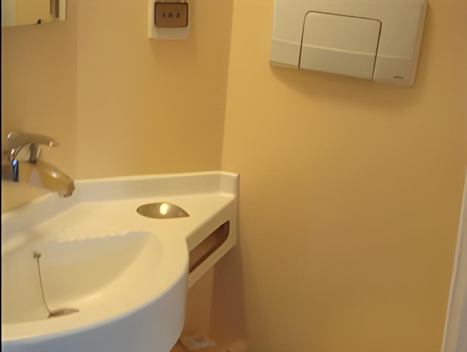 Bathroom 4, Seymour Hotel, London