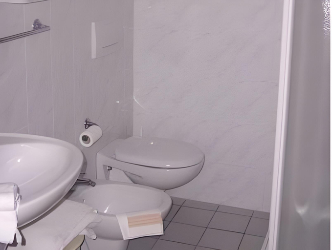 Bathroom 3, Hotel Adriana, Savona