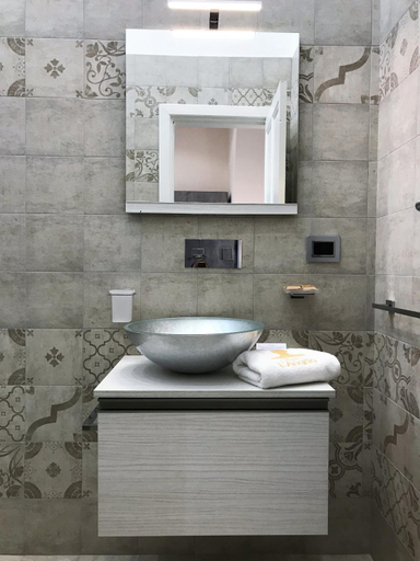 Bathroom 4, L'ariana, Messina