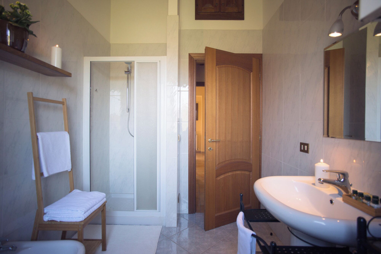 Bathroom 3, Sassocupo Apartment, Arezzo