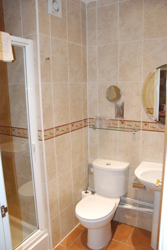 Bathroom 4, Tudor Lodge, Gwynedd