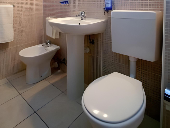 Bathroom 5, Pollon Inn Sanremo, Imperia