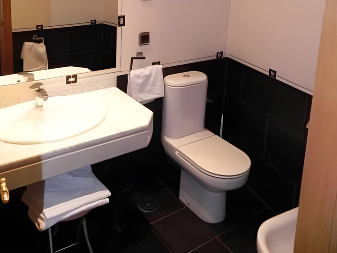 Bathroom 3, Hostal Ivor, Madrid
