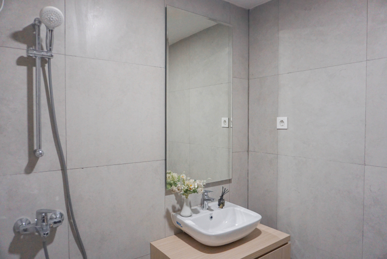 Bathroom 5, Comfy Abode 2BR Apartment Pollux Chadstone By Travelio, Cikarang