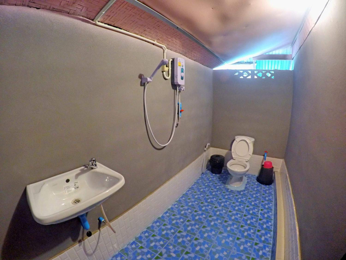 Bathroom 5, KK Hut Guest House, Pai
