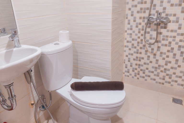 Bathroom 5, Cozy Studio Apartment at Cisauk Point By Travelio, Tangerang