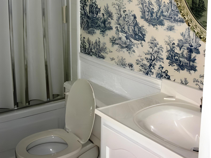 Bathroom 2, Abacot Hall Bed & Breakfast, Niagara