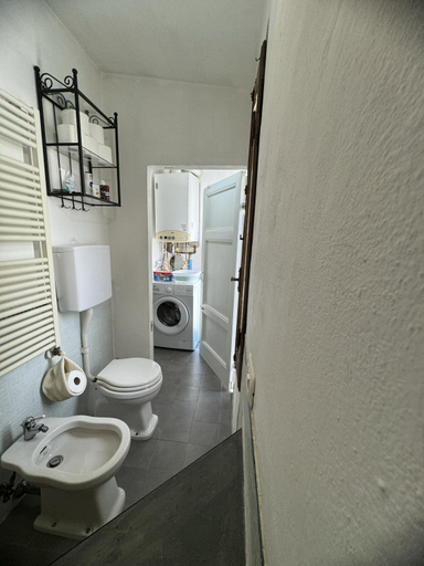 Bathroom 2, Maison Leone Apartment, Ravenna