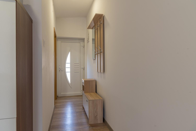 Others 3, Apartmani Krzak, Nin