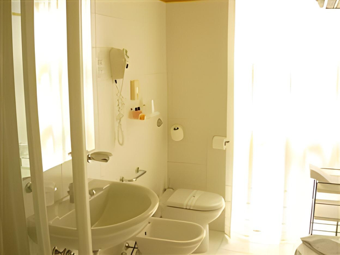 Bathroom 3, Hotel Savoy, Lucca