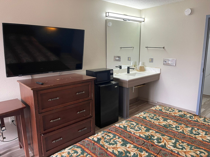Bathroom 4, Brookwood Inn, Mecklenburg
