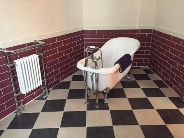 Bathroom 4, The Royal Victoria & Bull Hotel, Medway