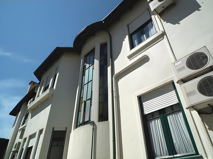 Exterior & Views