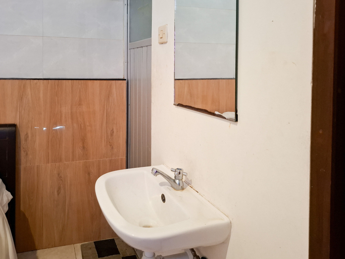 Bathroom 3, RedDoorz near Jalan Slamet Riyadi Solo, Solo
