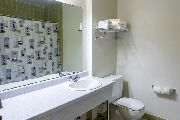 Bathroom, Lighthouse Inn - Two Rivers, Manitowoc
